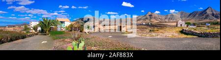 Beeindruckende Vulkanlandschaft in der Insel Fuerteventura, mit Blick auf Dorf und Berge, Spanien. Stockfoto