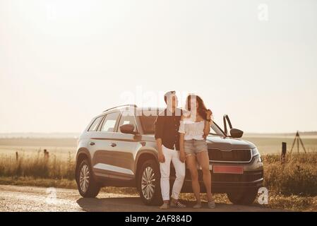 Zwei Reisende. Paar schöne in der Nähe ihrer neuen modernen Auto am Wochenende Zeit Stockfoto
