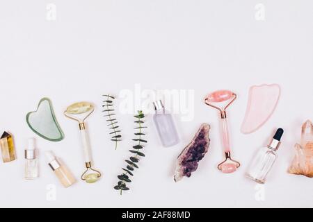 Gesicht rollen, Massagegerät guasha Schaber, Eukalyptus und Natursteinen. Self-care Set Stockfoto