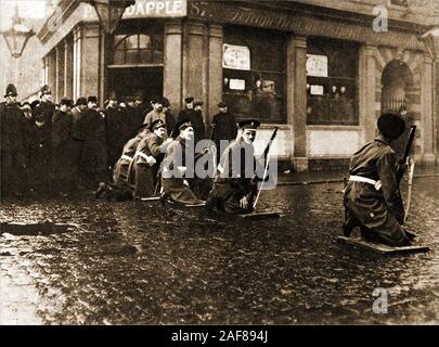 Seige of Sidney Street - die Belagerung der Sidney Street (Januar 1911), auch bekannt als die Schlacht von Stepney, nahm am East End von London zwischen der britischen Polizei von Soldaten unterstützt, nach einem Raub und der Ermordung von drei Polizisten durch lettische revolutionäre. Dieses historische Foto zeigt Soldaten, die den Straßenausgang blockieren. Stockfoto