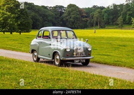 1957 50er Jahre grauer Austin A35; Oldtimer, Historiker, geliebt, alte Zeitgenossen, Sammlerstücke restaurierter, historischer Fahrzeuge von gestern, die zum historischen Motorsport-Event von Mark Woodward in Leighton Hall, Carnforth, Großbritannien, eintreffen Stockfoto