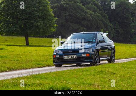 1994 90s Blue Ford Escort RS Cosworth; Oldtimer, historics, gehegt, Oldtimer, 90s Sammlerstück restaurierter Oldtimer-Veteran, historische Fahrzeuge vergangener Zeiten, die zum historischen Auto-Event von Mark Woodward in Leighton Hall, Carnforth, Großbritannien, eintreffen Stockfoto