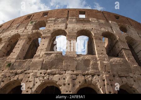Die Außenwände des Kolosseum (oder Coliseum) in Rom, Italien. Einer der weltweit bekanntesten Wahrzeichen. Stockfoto
