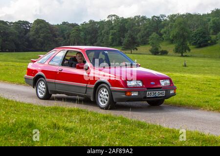 1983 80er Jahre Red Ford Sierra XR4I; Classic Cars, historisch, geliebt, Old Timers, Sammlerstücke restaurierter, historischer Fahrzeuge von gestern, die zum historischen Motorsport-Event von Mark Woodward in Leighton Hall, Carnforth, Großbritannien, eintreffen Stockfoto