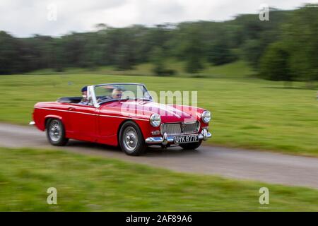 1968 60s Sixties Red MG Midget; klassische Autos, geschichte, geschätzt, alte Timers, Ein restaurierter Veteran aus alten Zeiten, historische Fahrzeuge aus vergangenen Zeiten, die zum historischen Motorenrennen von Mark Woodward in Leighton Hall, Carnforth, Großbritannien, eintreffen Stockfoto