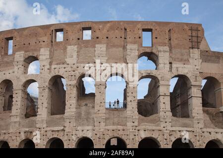 Die Außenwände des Kolosseum (oder Coliseum) in Rom, Italien. Einer der weltweit bekanntesten Wahrzeichen. Stockfoto