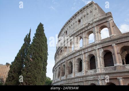 Die Außenwände des Kolosseum (oder Coliseum) in Rom, Italien. Einer der weltweit bekanntesten Wahrzeichen. Stockfoto