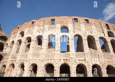 Die Außenwände des Kolosseum (oder Coliseum) in Rom, Italien. Einer der weltweit bekanntesten Wahrzeichen. Stockfoto