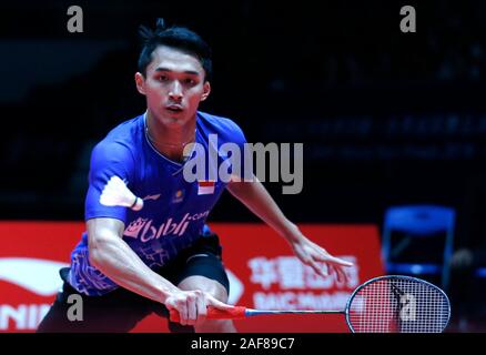 Guangzhou, China. 13 Dez, 2019. Jonatan Christie von Indonesien liefert einen Schuß während der Männer singles Gruppe ein Match gegen Kento Momota von Japan bei der Bwf World Tour Finals 2019 in Guangzhou, der Hauptstadt von South China, Dez. 13, 2019. Credit: Zhang Chen/Xinhua/Alamy leben Nachrichten Stockfoto