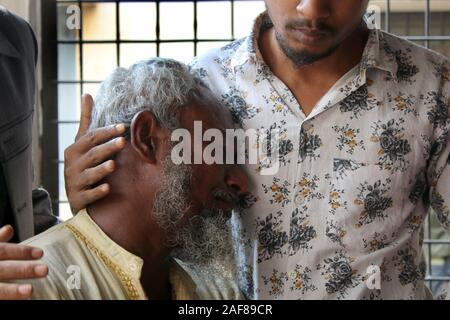 Dhaka, Bangladesch. 13 Dez, 2019. Ein Mann stöhnt außerhalb der Leichenhalle von Dhaka Medical College Hospital in Dhaka. Mindestens 13 Menschen getötet und fast 20 Menschen wurden schwer verletzt, als ein Feuer durch eine illegale Kunststoff Fabrik außerhalb der Hauptstadt Dhaka, Bangladesch hinweggefegt. Credit: SOPA Images Limited/Alamy leben Nachrichten Stockfoto