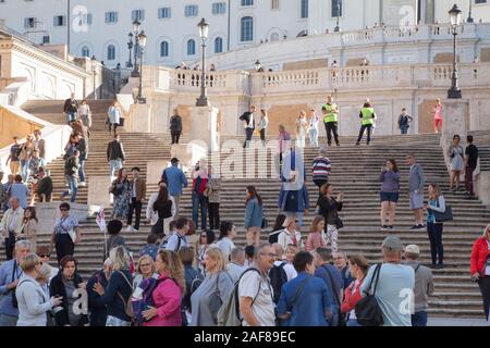 Security Guards auf der Spanischen Treppe in Rom stoppen Touristen sitzen Staus um eine beliebte Attraktion zu vermeiden. Stockfoto