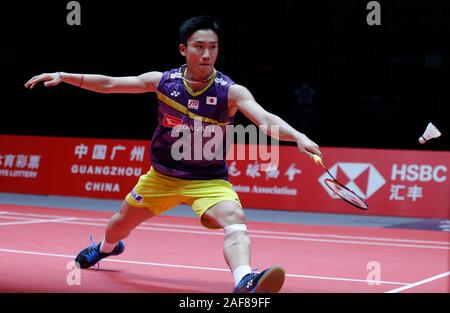 Guangzhou, China. 13 Dez, 2019. Kento Momota von Japan gibt einen Schuß während der Männer singles Gruppe ein Match gegen Jonatan Christie von Indonesien auf der BWF World Tour Finals 2019 in Guangzhou, der Hauptstadt von South China, Dez. 13, 2019. Credit: Zhang Chen/Xinhua/Alamy leben Nachrichten Stockfoto