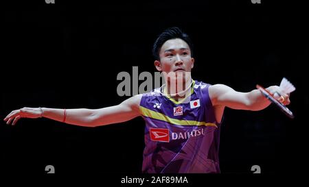 Guangzhou, China. 13 Dez, 2019. Kento Momota von Japan gibt einen Schuß während der Männer singles Gruppe ein Match gegen Jonatan Christie von Indonesien auf der BWF World Tour Finals 2019 in Guangzhou, der Hauptstadt von South China, Dez. 13, 2019. Credit: Zhang Chen/Xinhua/Alamy leben Nachrichten Stockfoto