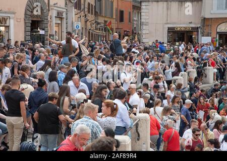 Riesige Menschenmengen am Trevi-Brunnen in Rom selfies und Münzen in den Brunnen für Glück werfen. Sicherheit jetzt verhindern, dass Menschen aus dem Sitzen Stockfoto