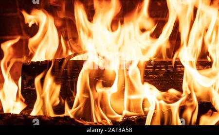 Kamin, Flammen und Brennholz anmeldet. Weihnachten, Winter, und Travel Concept. Warmes gemütliches Heim Stockfoto