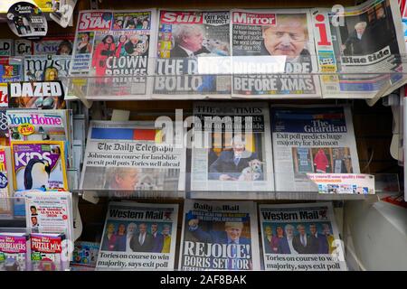 Wahlergebnis britische Zeitung Schlagzeilen auf der Titelseite der Bildzeitung und Zeitung Zeitungen in einen Zeitungsladen shop in Großbritannien Großbritannien KATHY DEWITT Stockfoto