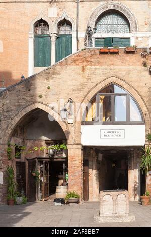 Eintritt in die Taverna al Remer, ein beliebtes Restaurant in San Marco, Venedig, in den Campiello del Remer mit seinen gewölbten mittelalterliche Architektur Stockfoto