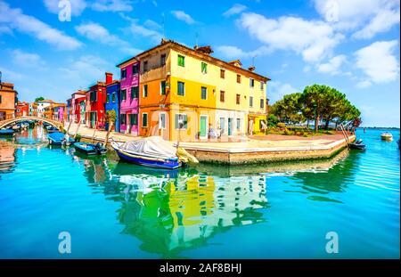 Wahrzeichen von Venedig, Burano Insel Canal, bunte Häuser und Boote, Italien, Europa.