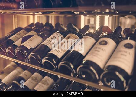 Moskau, Russland-Dez 2019: Stimmung geschossen von Grand Rotweine in Rack im Restaurant. In der Nähe der Weinflaschen. Stockfoto