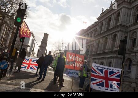 Am Tag nach der britische Premierminister Boris Johnson die Konservative Partei von einem Erdrutsch allgemeine Wahl Sieg und gewann die Mehrheit der 80 Parlamentssitze, Brexit verlassen Mitkämpfer mit Union Jack Flaggen in Whitehall feiern, am 13. Dezember 2019, in Westminster, London, England. Stockfoto