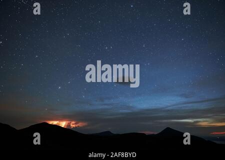 Himmel voller Sterne. Majestätischen Karpaten. Schöne Landschaft. Atemberaubende Aussicht Stockfoto