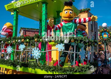 Orlando, Florida. 07. Dezember 2019. Bert in der Sesamstrasse Christmas Parade in Seaworld Stockfoto