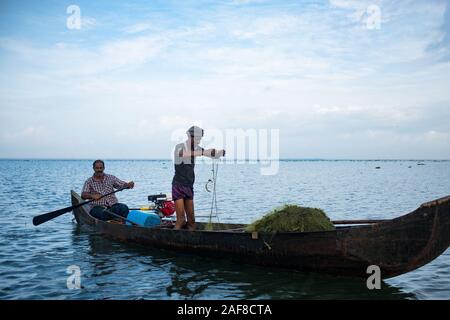 Vembanad See, Kerala - 20. Oktober 2019: portrait eines indischen Fischer auf einem Boot Fischfang mit Netzen, ein Symbol für die indische Wirtschaft und Nahrungsmittelkrise durin Stockfoto