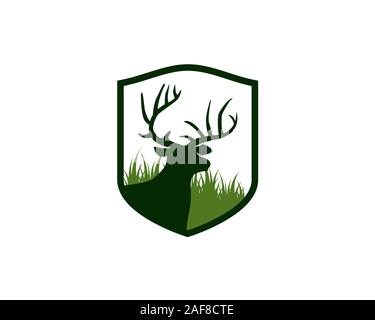 Hirschkopf mit geweih vor wiese gras in Crest Schild logo Stock Vektor