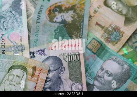 Grünen Banknoten der Welt Währungen: Indische Rupien, Chinesisch Yuan, jordanische Dinar, US-Dollar, Südafrikanische Rand, Tschechische Krone, ukrainische Griwna. Stockfoto