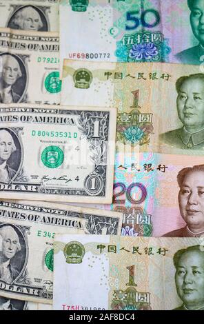 Währungen der wichtigsten Volkswirtschaften der Welt USA und China: US-Dollar und Yuan Banknoten. Stockfoto