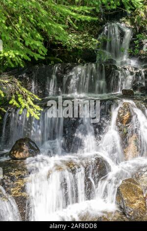 Wasserfall in der Nähe von Llyn Crafnant in den Snowdonia National Park in Nordwales Stockfoto