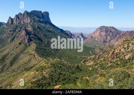 Big Bend National Park, Blick auf Casa Grande (links) und Bailey Peak (rechts) von verlorenen Mine Trail. Stockfoto