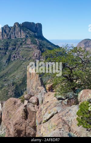 Big Bend National Park, Blick auf Casa Grande (links) und Bailey Peak (rechts) von verlorenen Mine Trail. Stockfoto