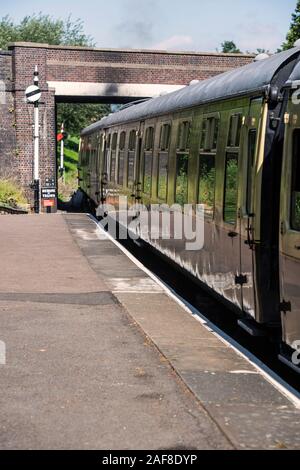 Dampfzug vom Erbe Bahnhof in Winchcombe in Gloucestershire, England, Großbritannien ziehen Stockfoto