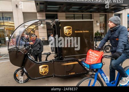 Sowohl Höhen als Markenartikel und Amazon lastenräder sind zu einem Medienereignis im Flatiron Viertel von New York gezeigt, am Mittwoch, 4. Dezember 2019. Das Programm, das auch DHL bezieht, ist auf die Verringerung der Verkehrsüberlastung auf Manhattans Straßen unter 60 Street konzentriert. Die kommerzielle Cargo Bike Pilotprogramm ermöglicht die e-bikes Fahrradwege zu benutzen und die Congestion pricing geplant im Jahr 2021 zu beginnen. 100 Bikes sind für den Piloten geplant. (© Richard B. Levine) Stockfoto