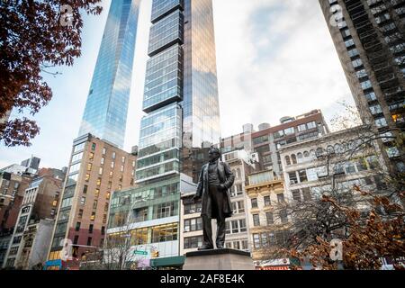 Statue von Politiker Roscoe Conkling mit Entwicklung im Madison Square Park im Flatiron Viertel in New York am Donnerstag, 5. Dezember 2019. Die Skulptur ist von John Quincy Adams Ward und Termine bis 1893. (© Richard B. Levine) Stockfoto