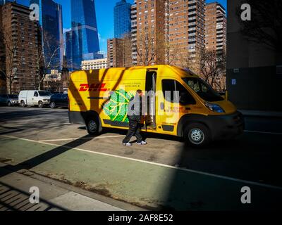 Ein DHL-Lkw gesehen wird in New York am Donnerstag, 5. Dezember 2019. (© Richard B. Levine) Stockfoto