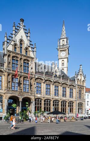 De Post Einkaufszentrum und Luxushotel 1898 Die Post mit Uhrturm am Korenmarkt/Weizen Markt in der Stadt Gent, Flandern, Belgien Stockfoto