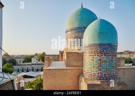 Kuppeln der Qazizadeh Rumi Mausoleum in Nekropole Schah-i-Wonders, Samarkand, Usbekistan, in Zentralasien Stockfoto