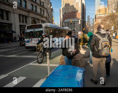 Fußgänger Share Space an einer Kreuzung im Flatiron Viertel von New York am Samstag, 7. Dezember 2019. (© Richard B. Levine) Stockfoto