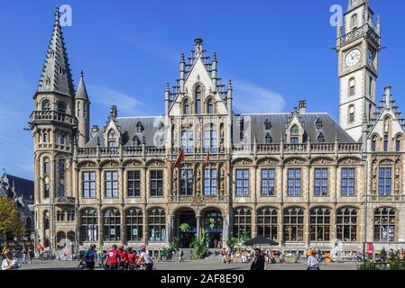 De Post Einkaufszentrum und Luxushotel 1898 Die Post mit Uhrturm am Korenmarkt/Weizen Markt in der Stadt Gent, Flandern, Belgien Stockfoto