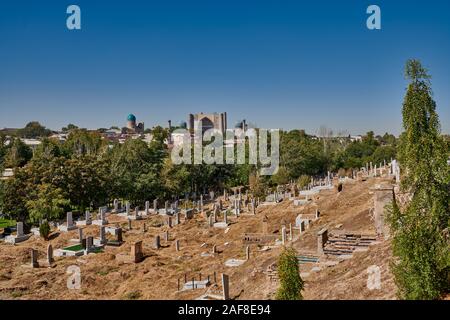 Blick von der Nekropole Schah-i-Zinda über regulare Gräber zu Bibi-Khanym Moschee oder Bibi Khanum Moschee, Samarkand, Usbekistan, in Zentralasien Stockfoto