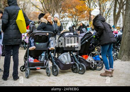 Es ist buggy Verkehrsinfarkt auf der Madison Square Park Baum Beleuchtung in New York am Donnerstag, 5. Dezember 2019. Hunderte von Kindermädchen und Mutter brachte ihre Kinder den Baum Beleuchtung Zeremonie im Park zu genießen. (© Richard B. Levine) Stockfoto