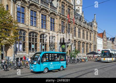 Keolis walking Bus/Wandelbus, elektrische People Mover und Straßenbahn am Korenmarkt/Weizen Markt in der Stadt Gent, Flandern, Belgien Stockfoto