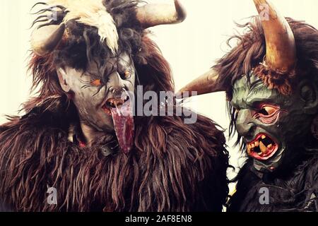 München, Deutschland - Dezember 8, 2019 Darsteller auf der traditionellen Krampus auf dem Weihnachtsmarkt in München Zentrum, dämonische und Böse maskierten Figuren Stockfoto