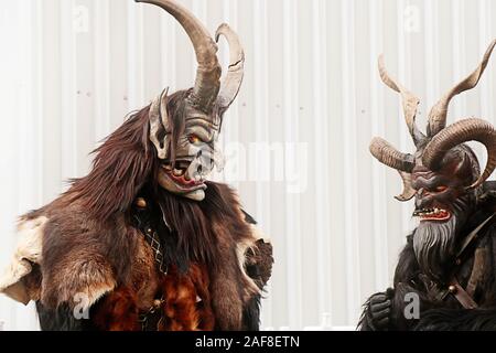 München, Deutschland - Dezember 8, 2019 Darsteller auf der traditionellen Krampus auf dem Weihnachtsmarkt in München Zentrum, dämonische und Böse maskierten Figuren Stockfoto