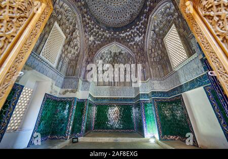 Innenraum geschossen im Grab des oberen Komplex der Nekropole Schah-i-Wonders, Samarkand, Usbekistan, in Zentralasien Stockfoto