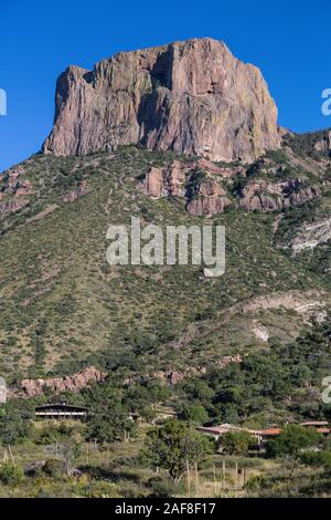 Big Bend National Park, Texas. Casa Grande, Chisos Basin Besucherzentrum im Vordergrund. Stockfoto