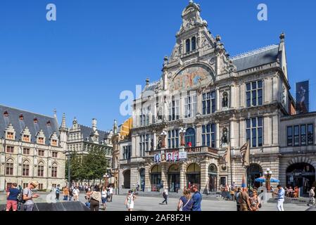 Royal Dutch/Theater NTGent Theater im eklektischen Stil auf dem Sint-Baafsplein/St. Bavo Platz der Stadt Gent im Sommer, Ostflandern, Belgien Stockfoto