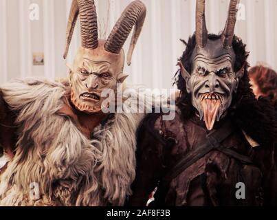 München, Deutschland - Dezember 8, 2019 Künstler mit Holz gemeißelt Masken mit Hörnern an theTraditional Krampus laufen in München Zentrum, dämonische und Böse m Stockfoto